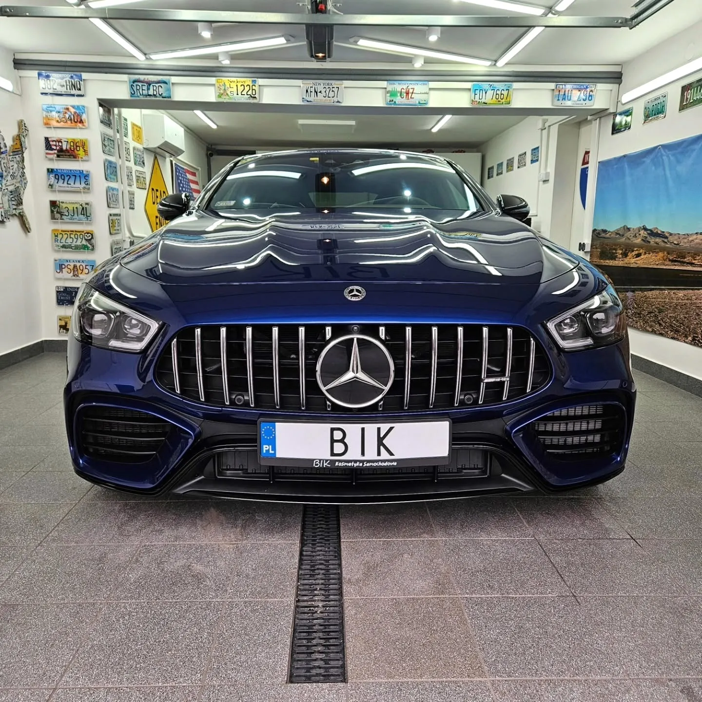 Przód granatowego Mercedesa AMG GT 63 S w studiu BIK