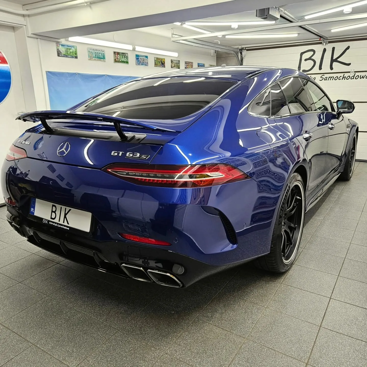 Tył granatowego Mercedesa AMG GT 63 S po zabezpieczeniu lakieru