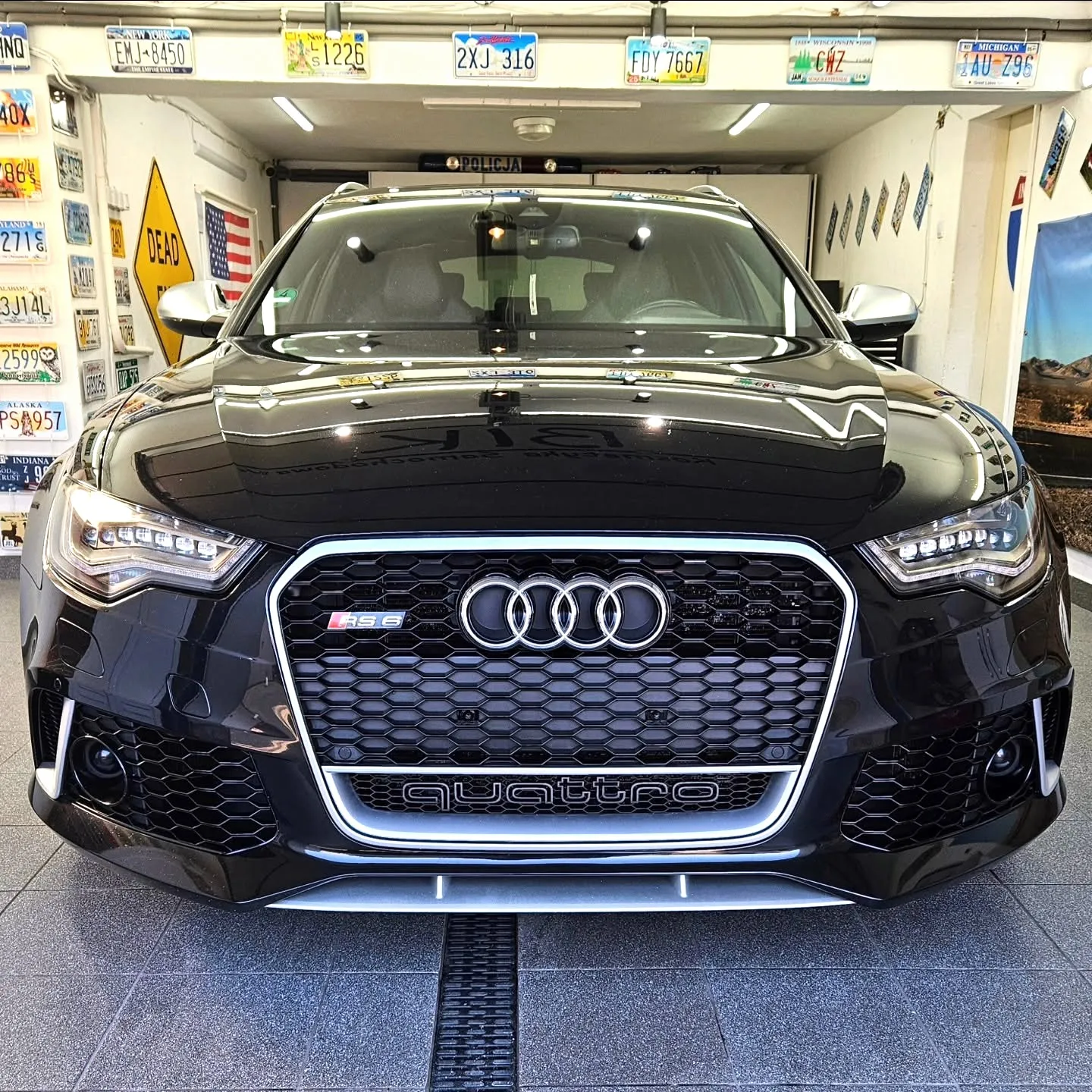 Przód czarnego Audi RS6 z grillem quattro po detailingu