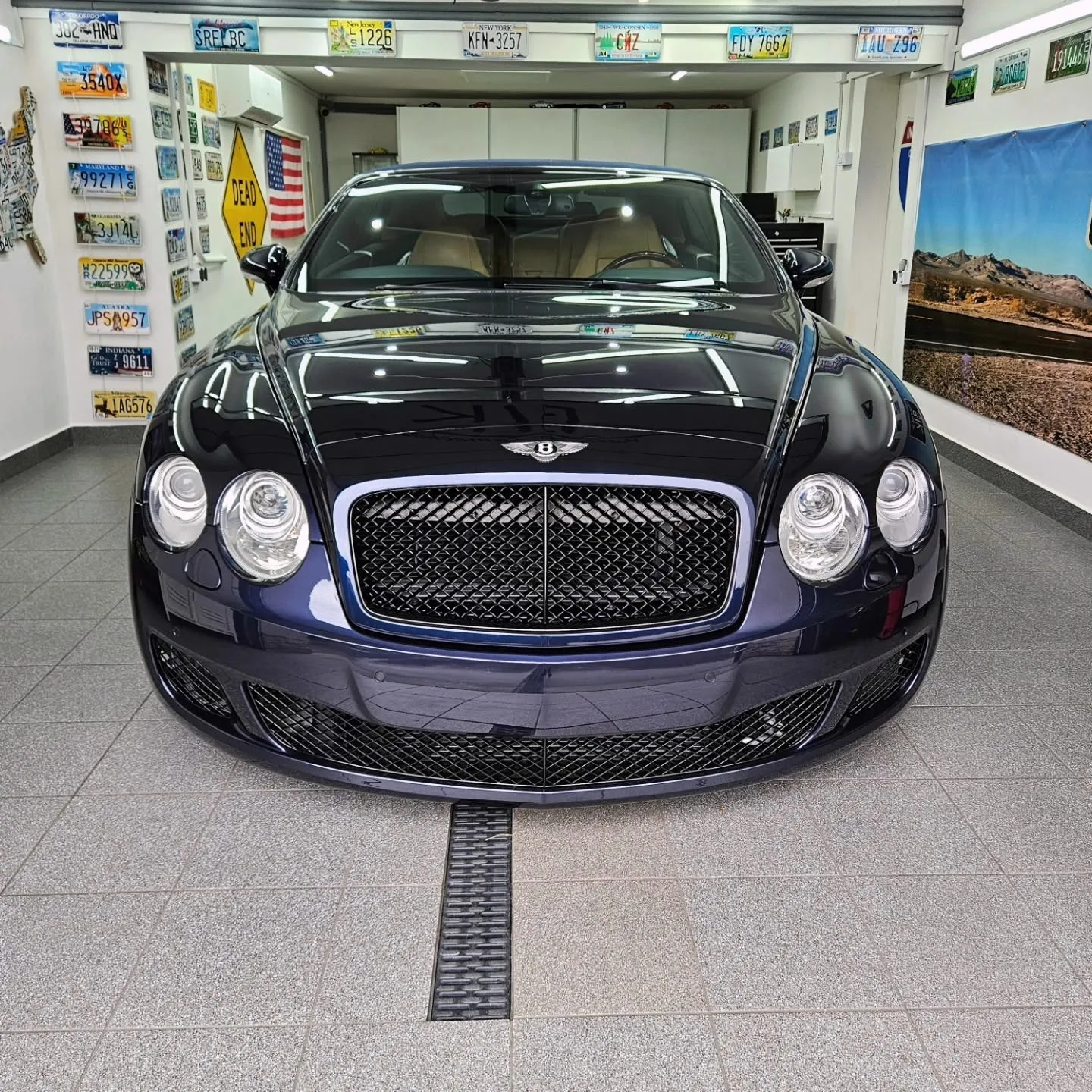 Granatowy Bentley Continental GT od przodu w studiu BIK
