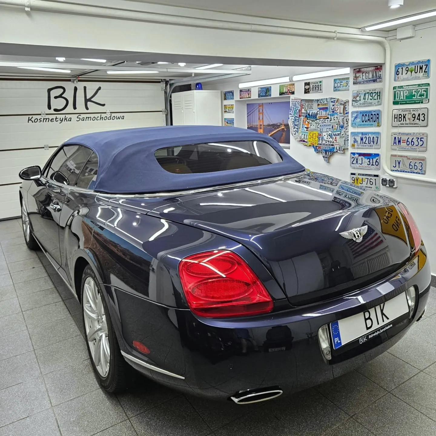 Granatowy Bentley Continental GTC od tyłu pod kątem
