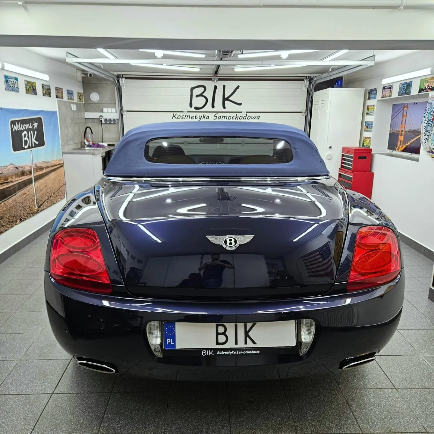 Tył granatowego Bentleya Continental GTC po zabezpieczeniu lakieru