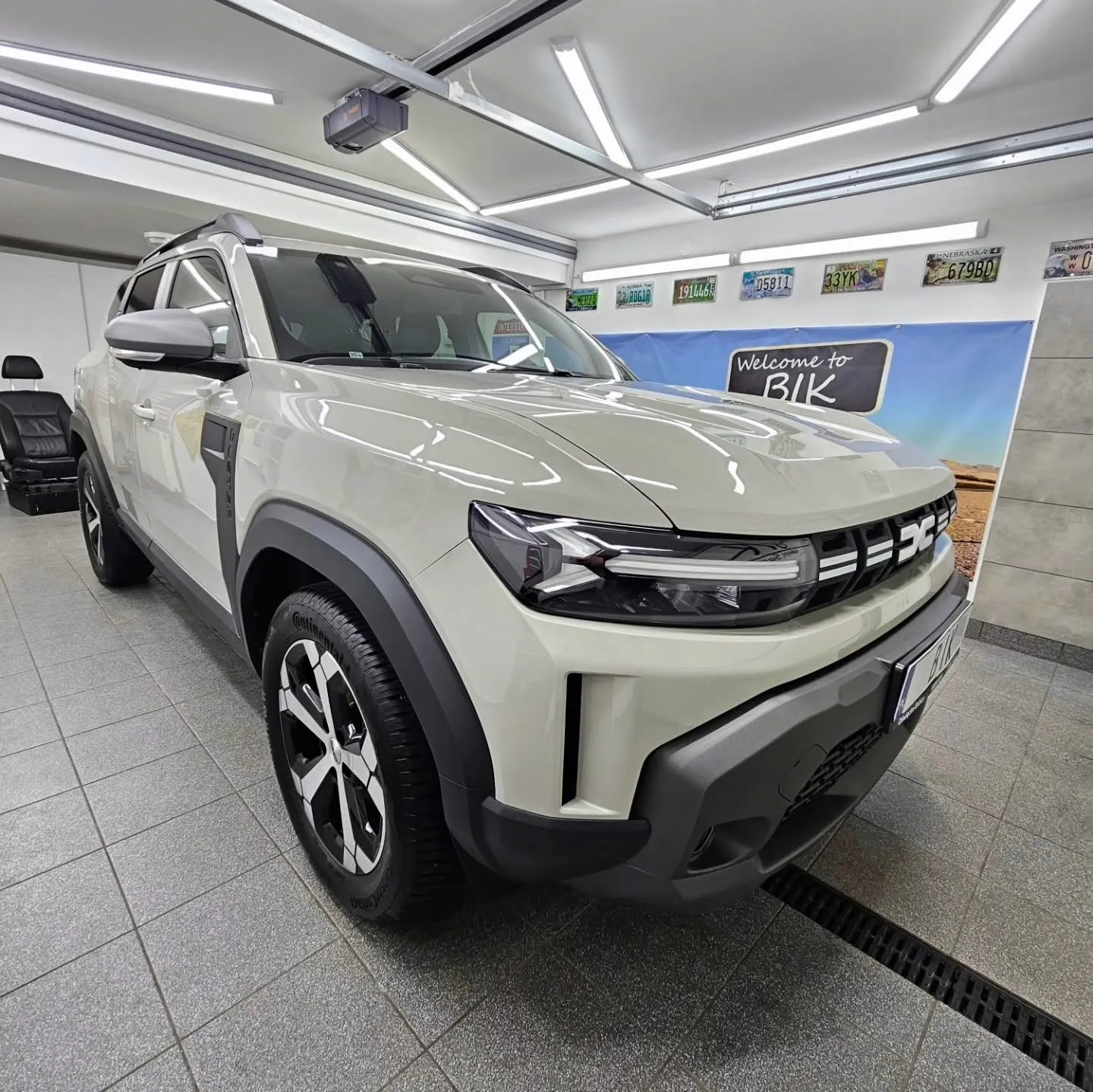 Przód nowej Dacii Duster w studiu BIK w Chrzanowie