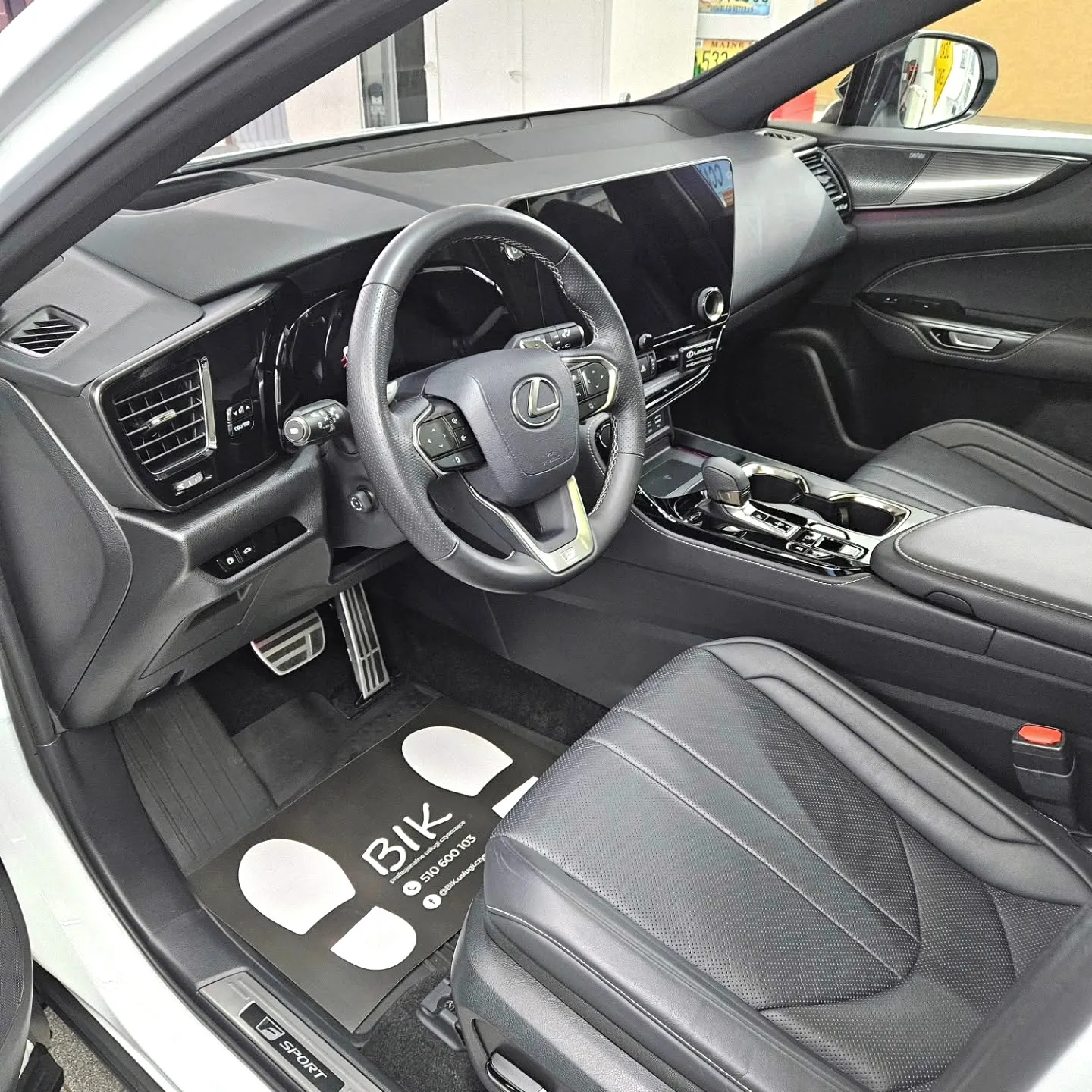 Kokpit Lexusa NX z matami BIK po detailingu wnętrza