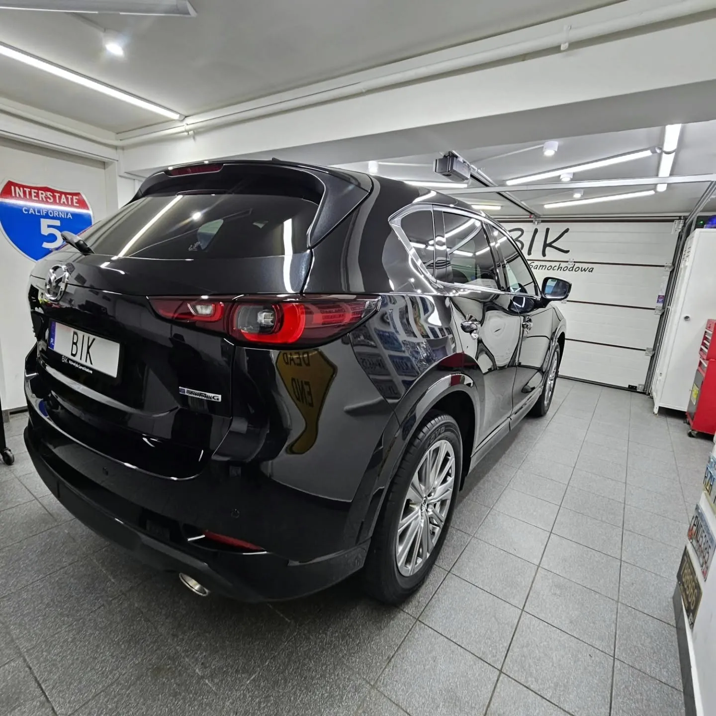 Czarna Mazda CX-5 od tyłu pod kątem w studiu BIK