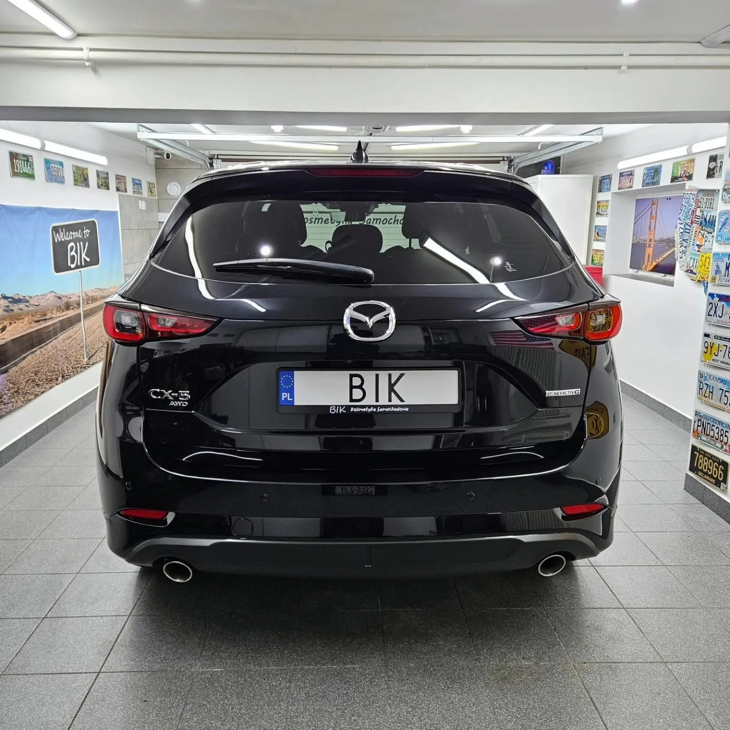 Tył czarnej Mazdy CX-5 po detailingu