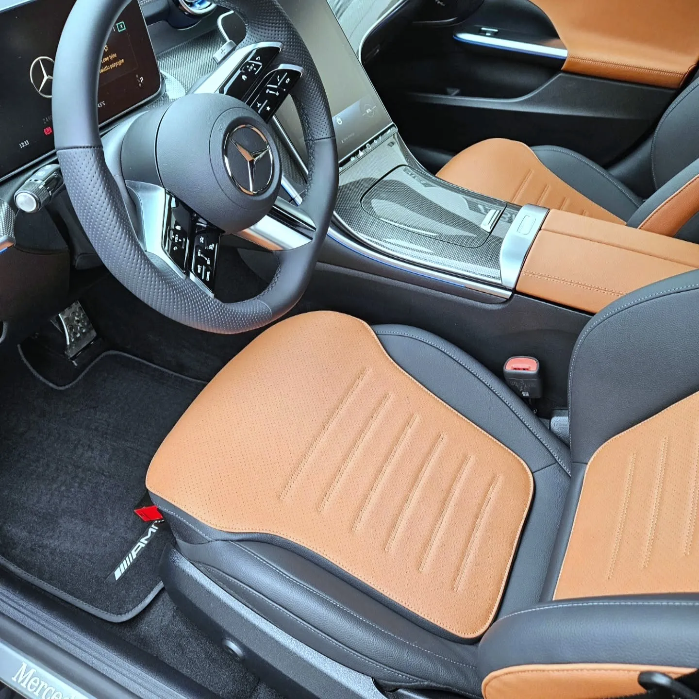 Wnętrze Mercedesa AMG z beżową skórą po detailingu wnętrza