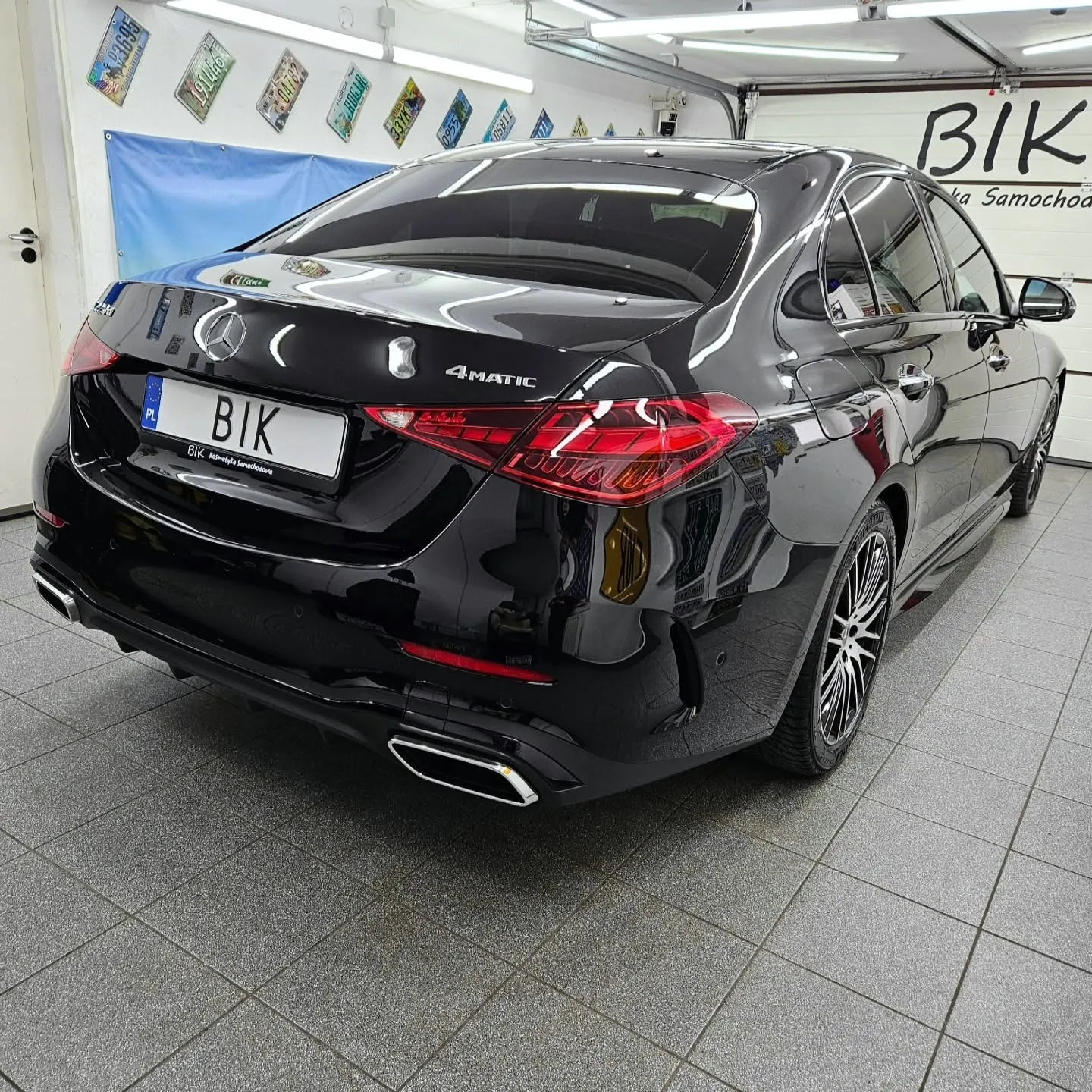 Tył czarnego Mercedesa klasy C 4MATIC w studiu BIK
