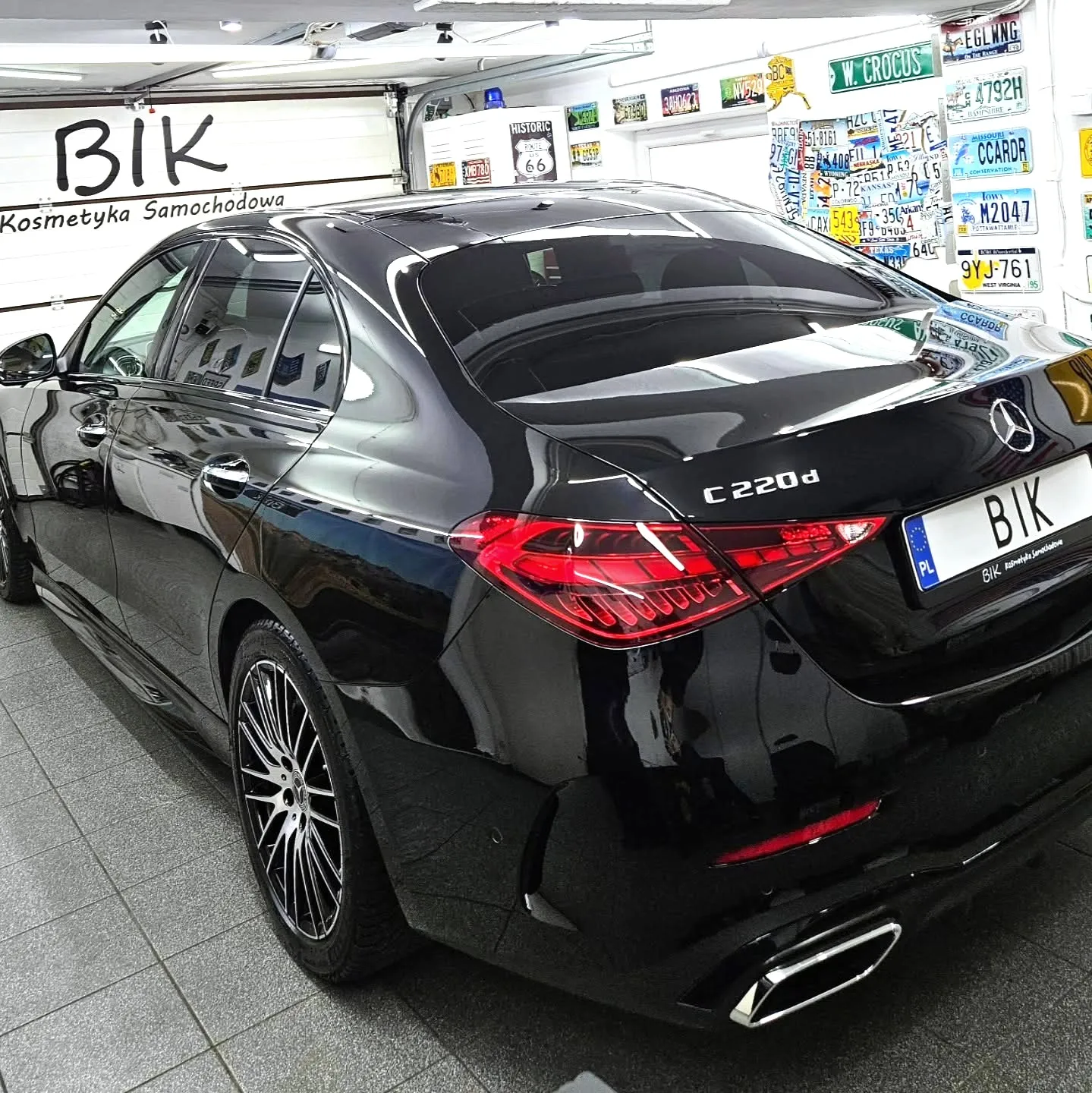 Tył czarnego Mercedesa C220d po zabezpieczeniu lakieru