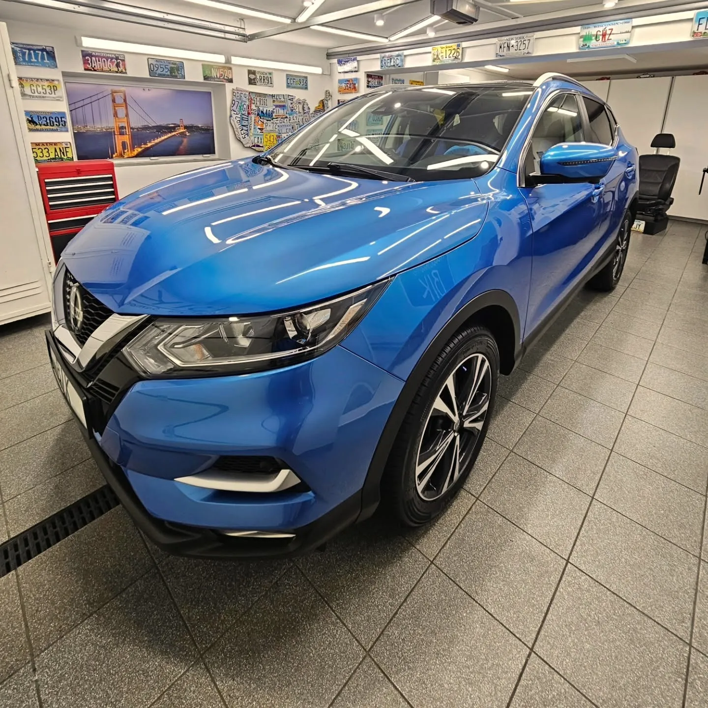 Niebieski Nissan Qashqai ustawiony bokiem w studiu BIK