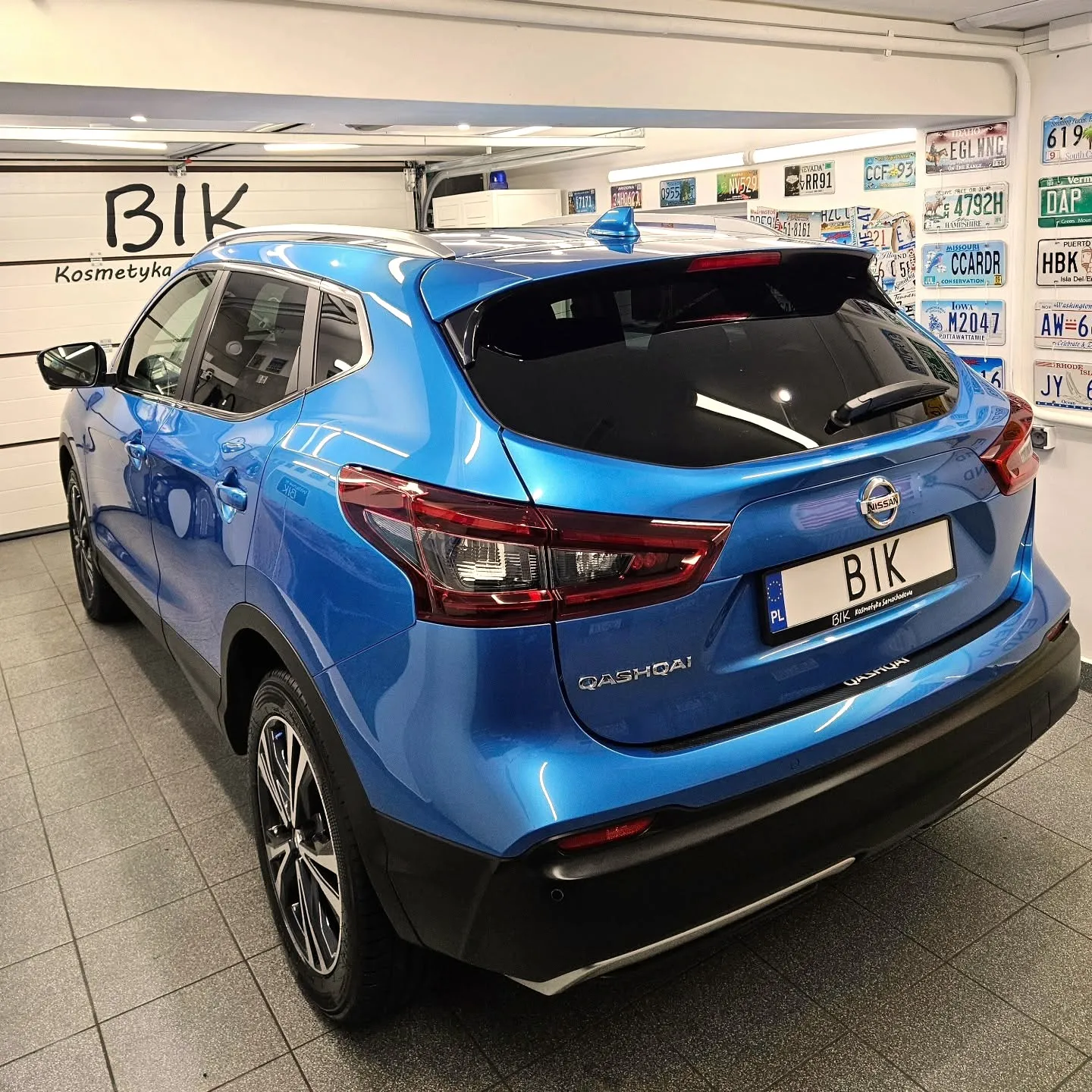 Tył niebieskiego Nissana Qashqai po kosmetyce samochodowej