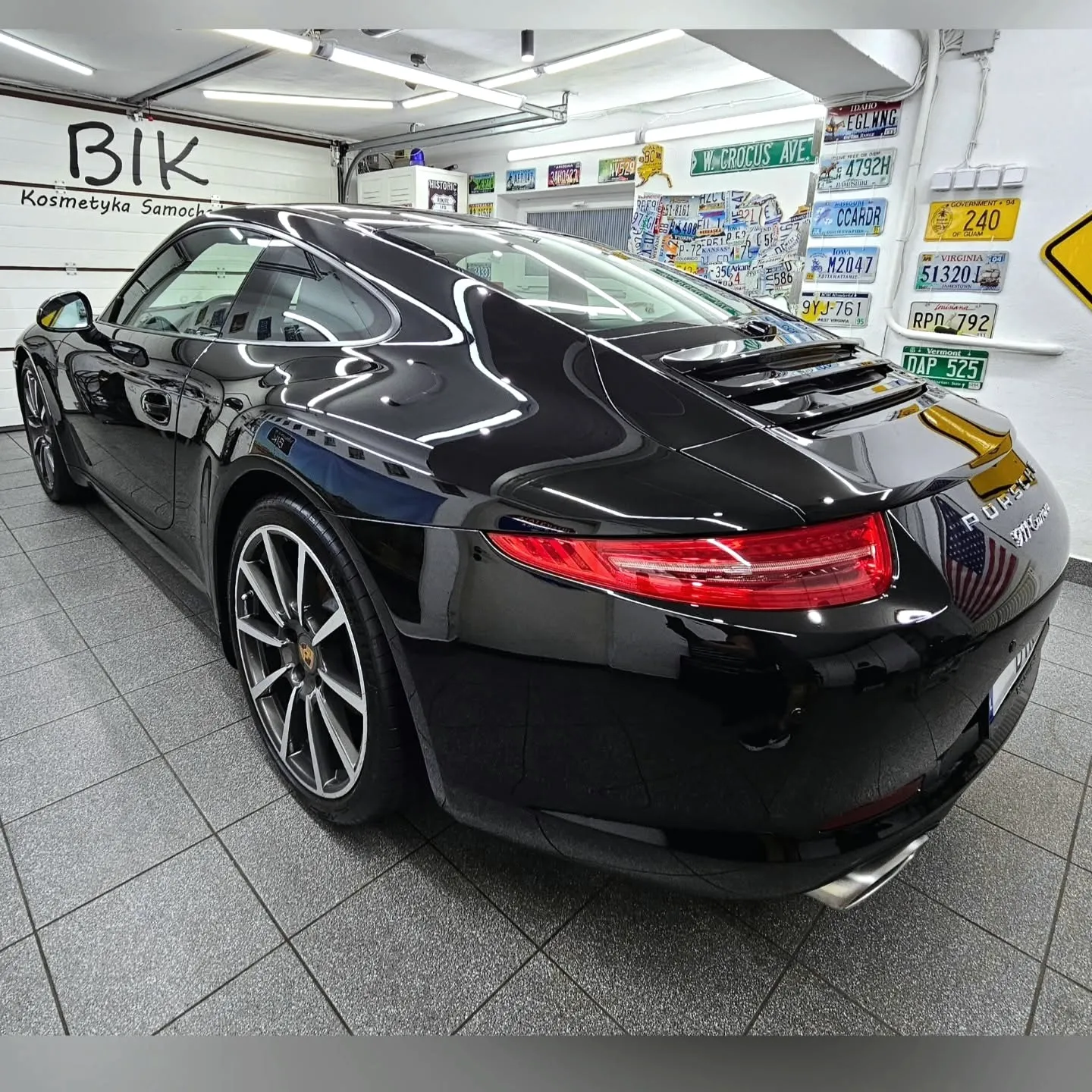 Czarne Porsche 911 od tyłu pod kątem, lakier po polerowaniu