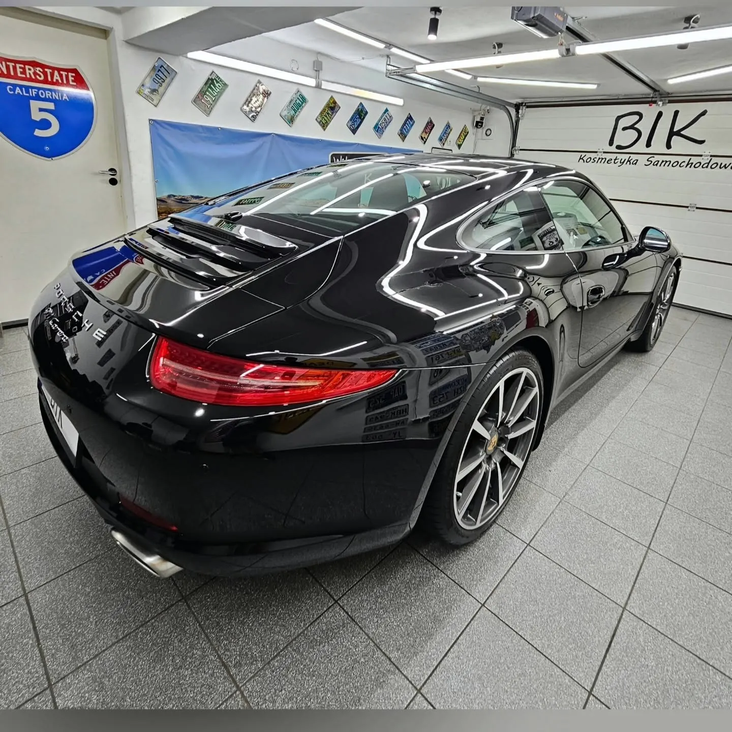 Tył czarnego Porsche 911 po zabezpieczeniu lakieru powłoką ochronną