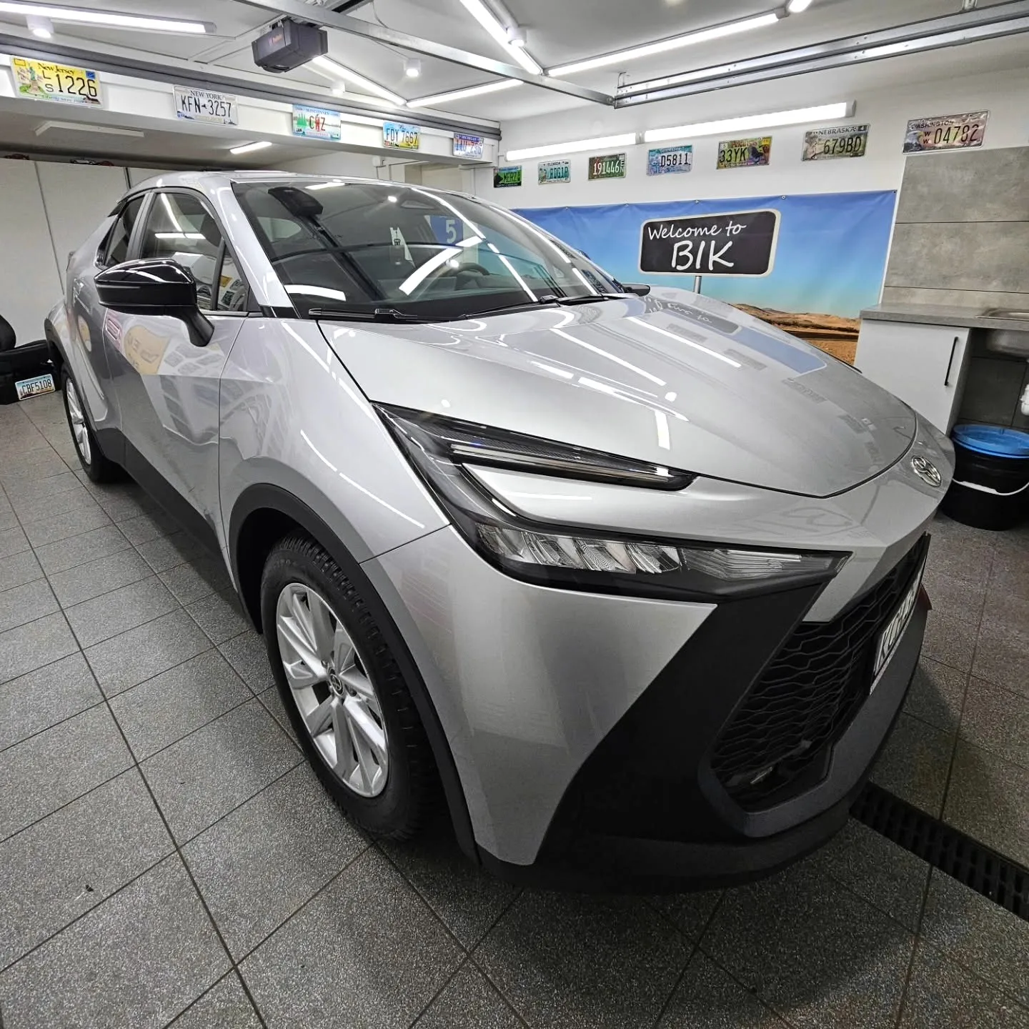 Srebrna Toyota C-HR pod kątem w studiu BIK w Chrzanowie