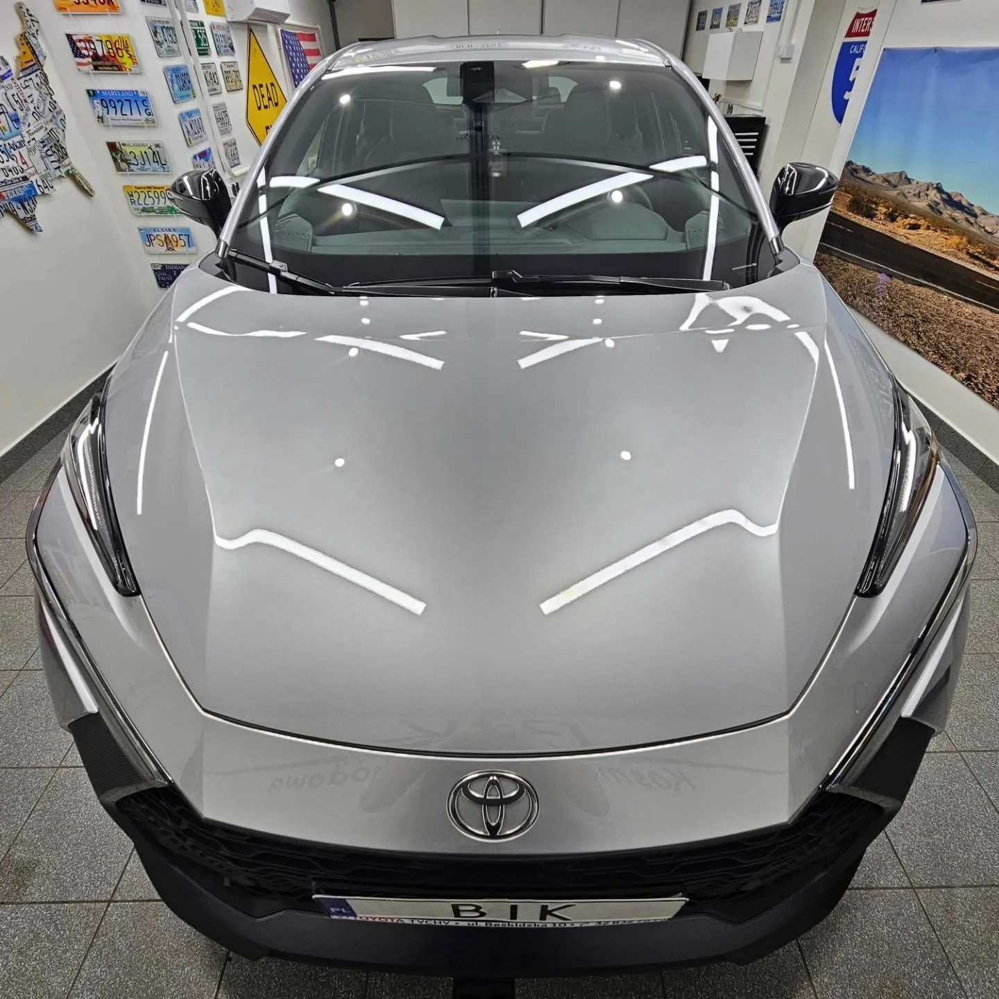Przód srebrnej Toyoty C-HR po kosmetyce samochodowej