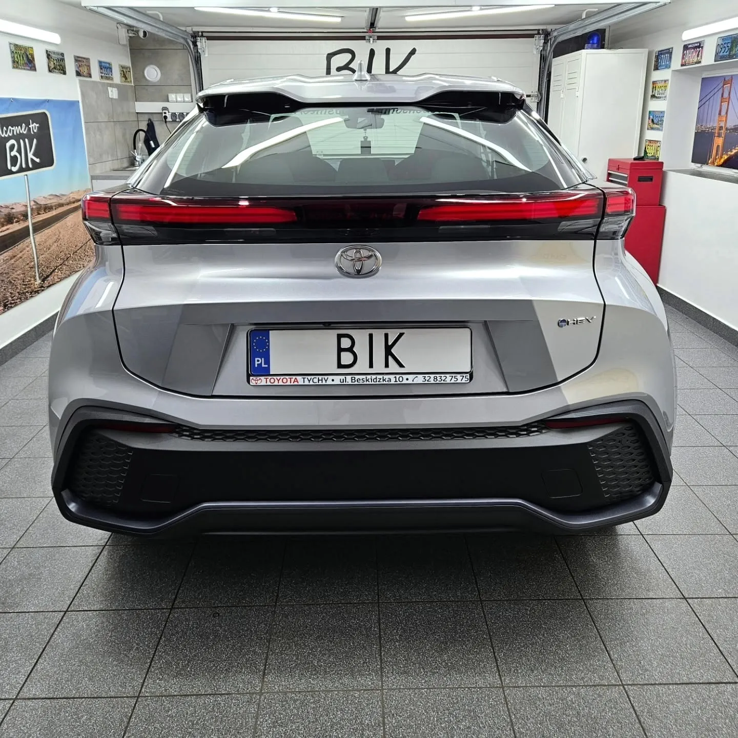 Tył srebrnej Toyoty C-HR po detailingu