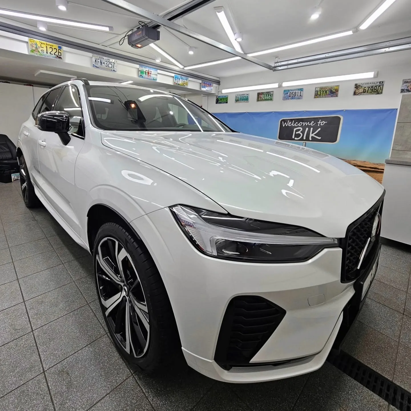 Białe Volvo XC60 pod kątem w studiu BIK